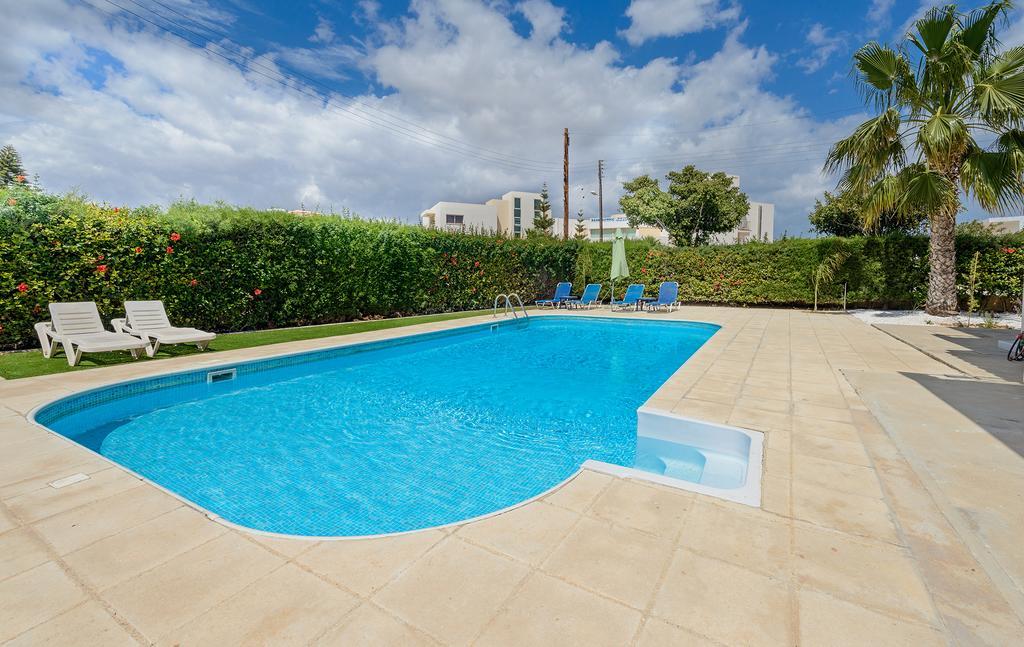 Merab Center Villas Ajía Nápa Szoba fotó