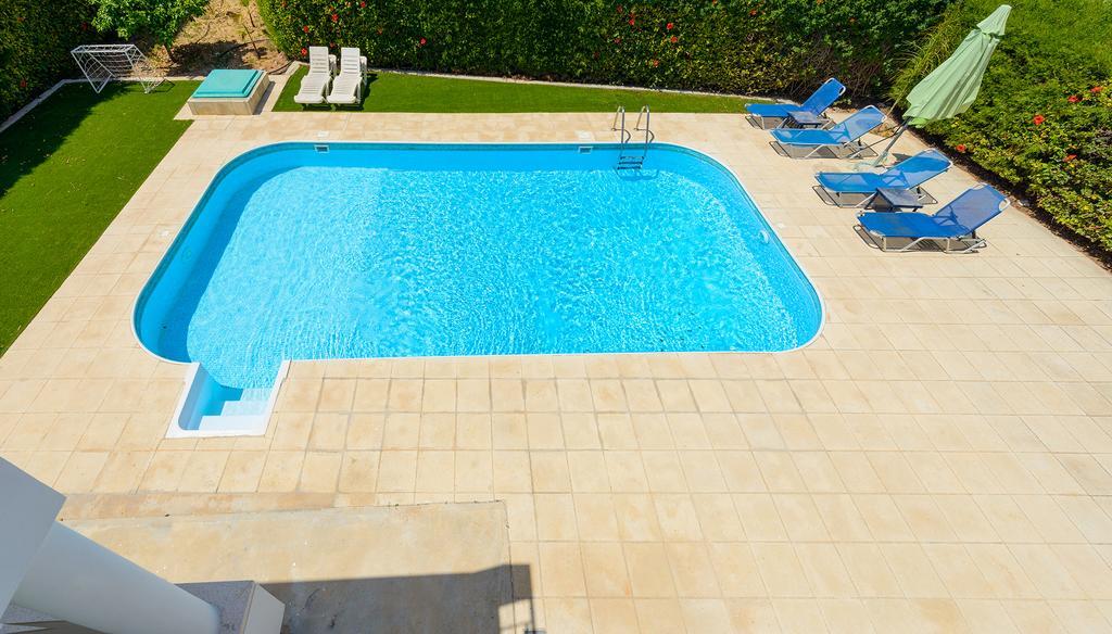 Merab Center Villas Ajía Nápa Szoba fotó