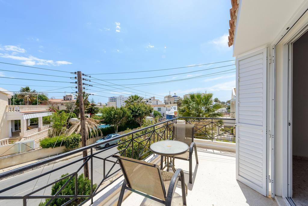 Merab Center Villas Ajía Nápa Szoba fotó