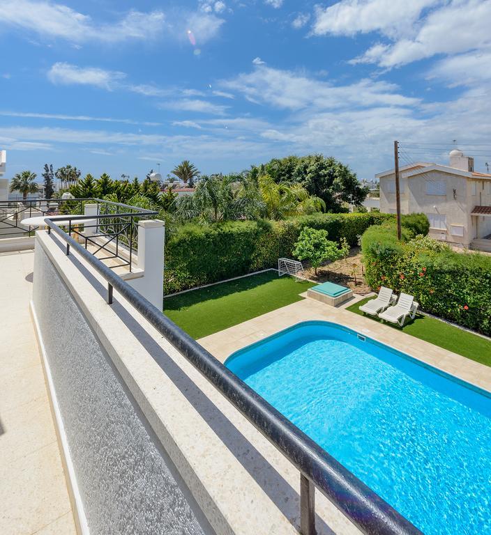 Merab Center Villas Ajía Nápa Szoba fotó