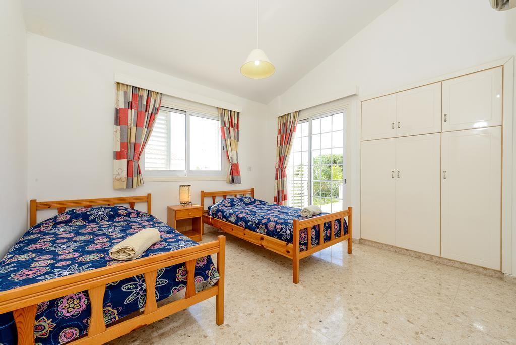 Merab Center Villas Ajía Nápa Szoba fotó