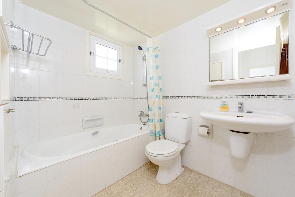 Merab Center Villas Ajía Nápa Szoba fotó