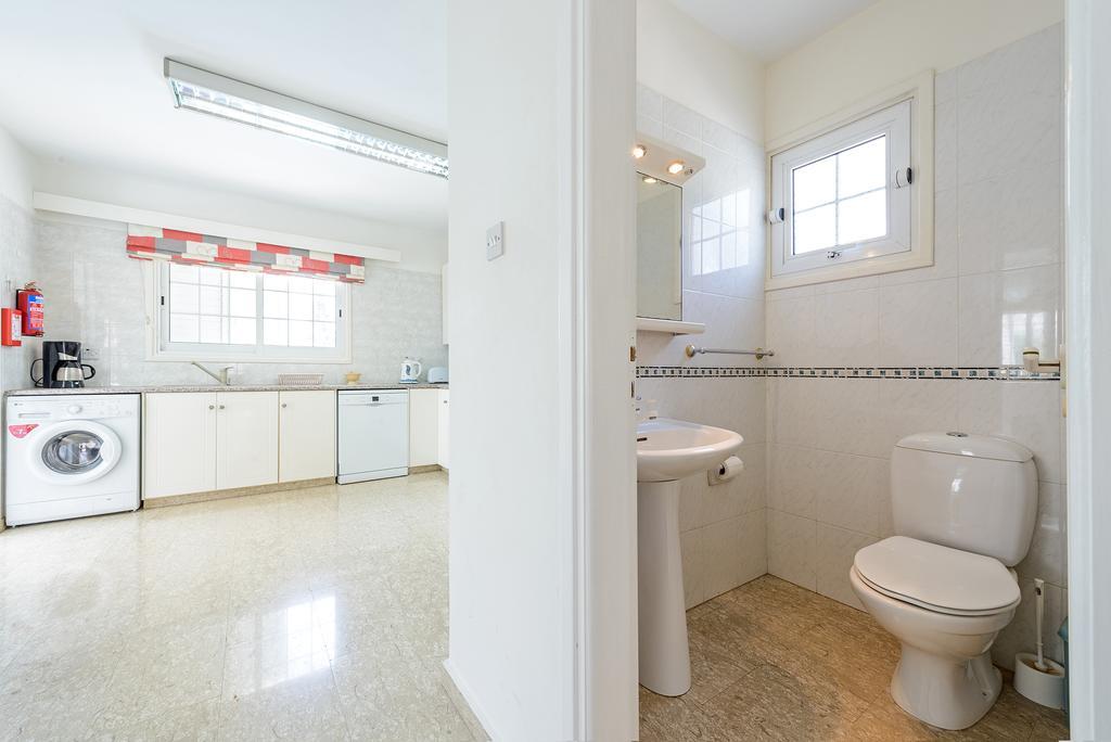 Merab Center Villas Ajía Nápa Szoba fotó