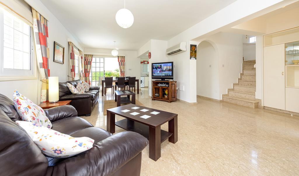 Merab Center Villas Ajía Nápa Szoba fotó