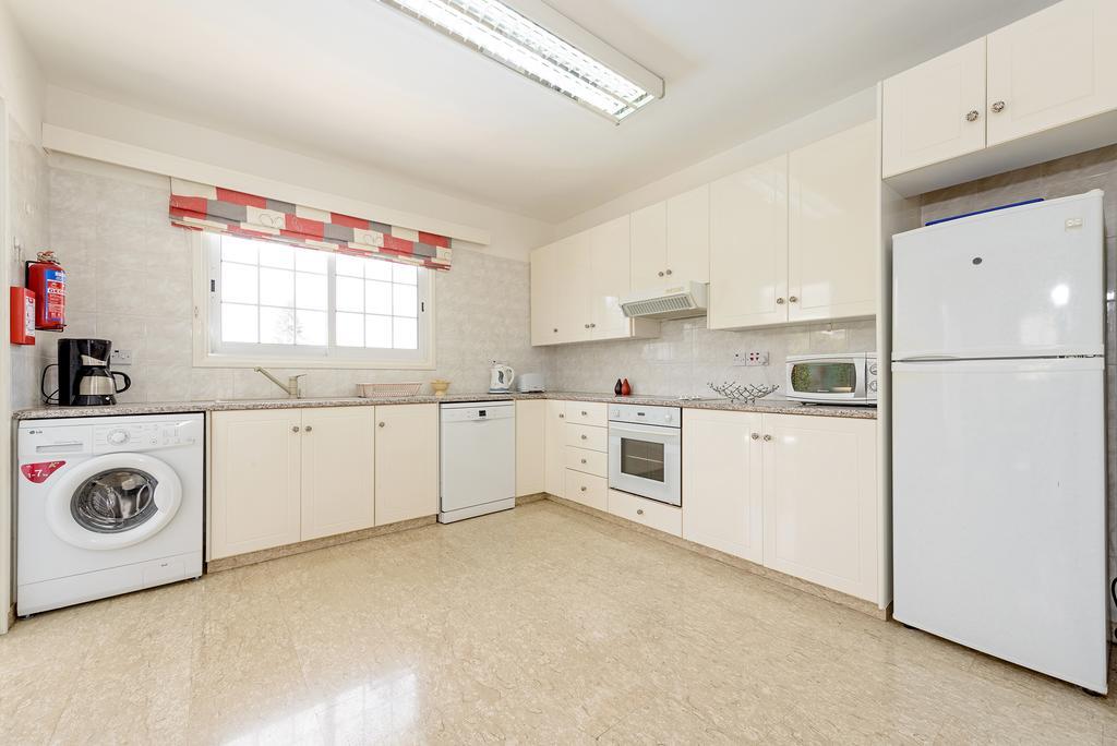 Merab Center Villas Ajía Nápa Szoba fotó